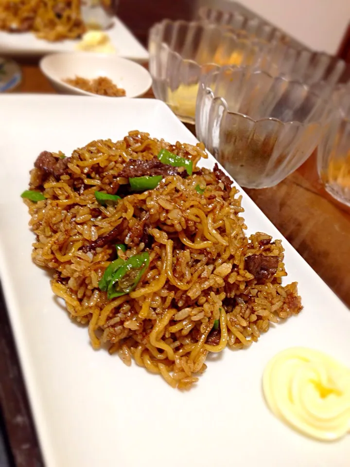 一玉だけ余ってた中華麺と、昨日の残りご飯の行く末…余り物ぶっ込みソバ飯⭐︎炒めりゃ、何でも食えるさシリーズ⭐︎(๑°ㅁ°๑)‼✧|ふみさん