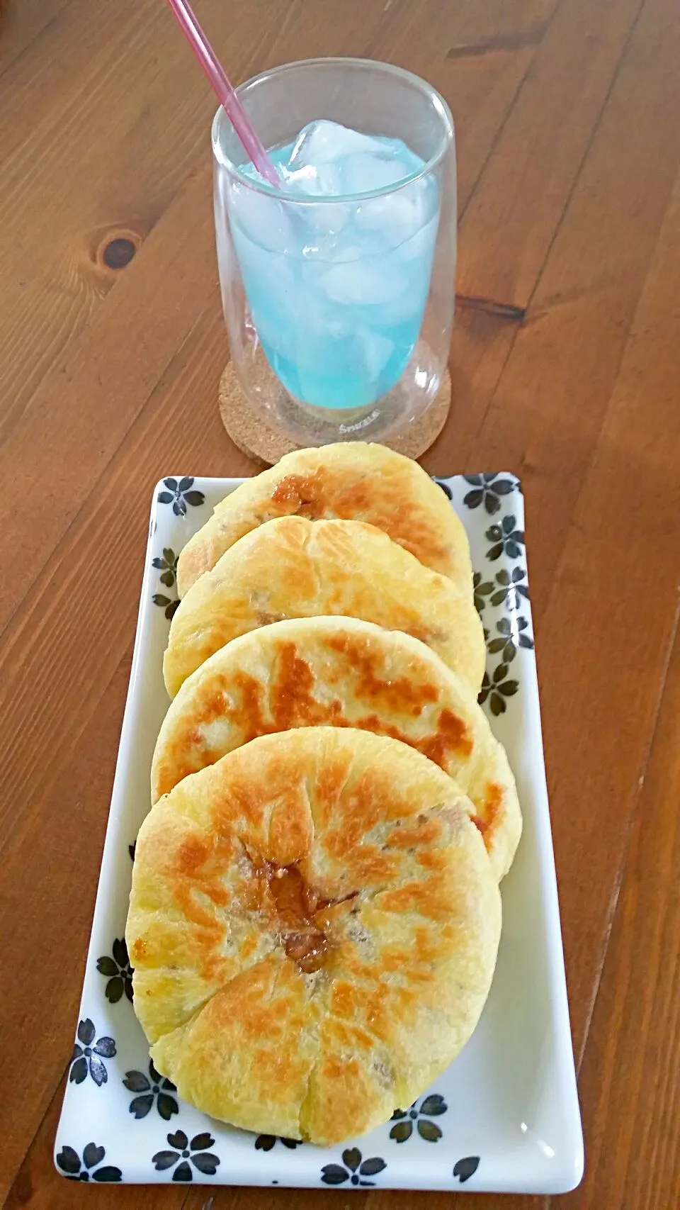 호떡(Korean pancake stuffed with sugar)과 블루아이스레몬티|손명숙さん