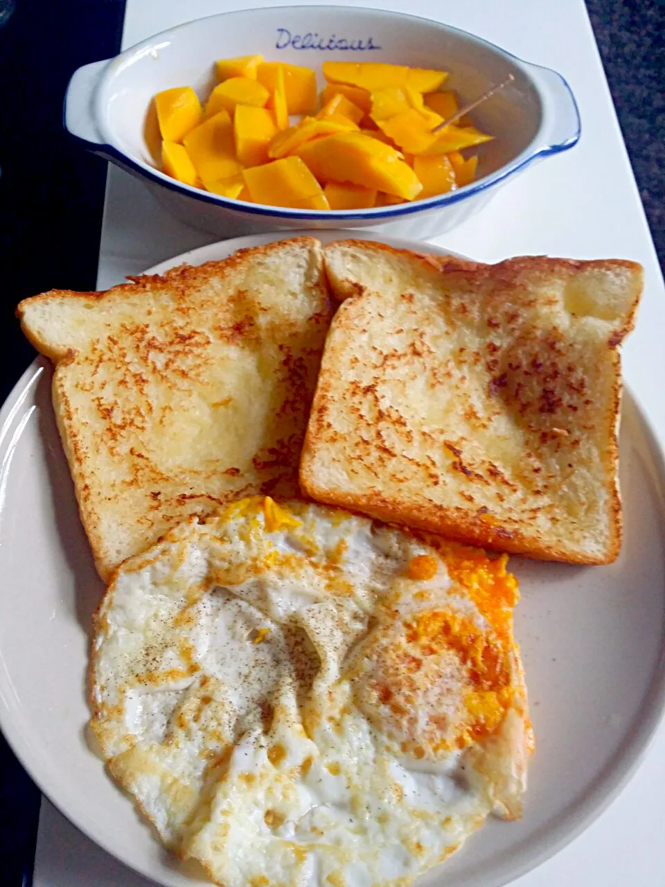 Butter Toast 🍞 Fried Egg 🍳 + Mangoes|🌷lynnlicious🌷さん