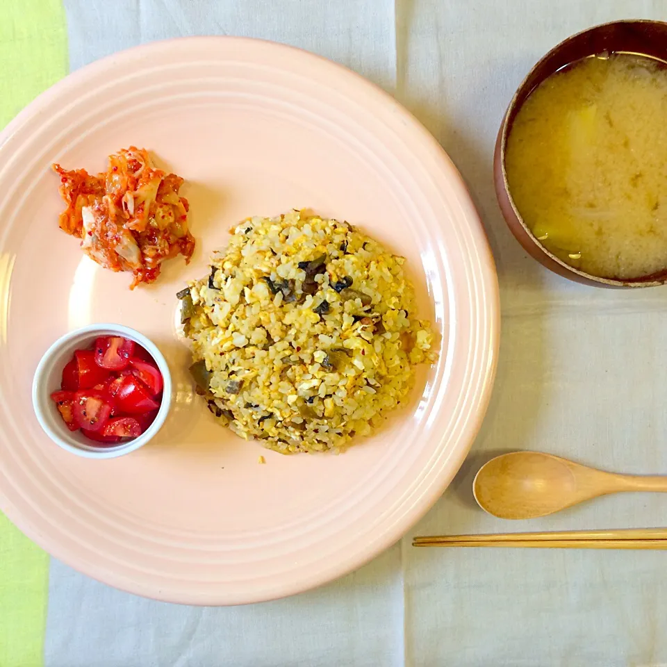 お昼ごはん。冷蔵庫整理な高菜たまごチャーハン。トマトマリネ。キムチ。玉ねぎとじゃがいものお味噌汁。|yukko7740さん