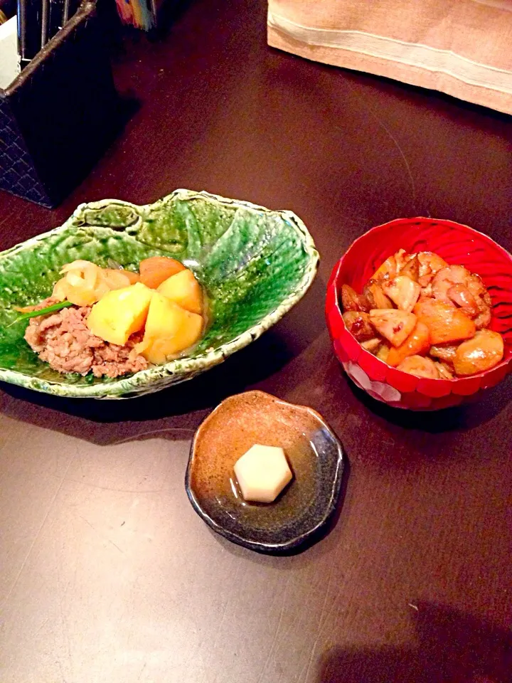 筑前煮（赤のお椀）、肉じゃが（緑の器）、六方小芋（小皿）を教室で作りました❗️|ミヨーさん