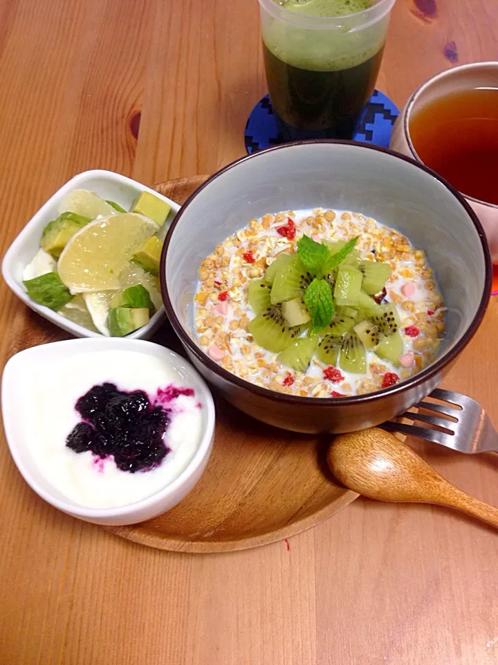 Branch today: granola cereal and milk, grapefruits and kiwi salad, homemade blueberry jam on yogurt|Kumigarさん