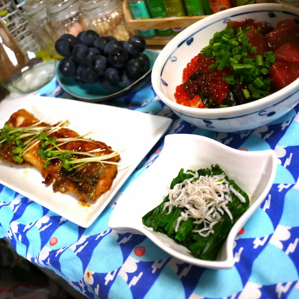 ニラのお浸し  太刀魚の蒲焼き  自家製イクラ＆鮪の韓国風漬け丼  デザートには山梨の巨峰|石川洋子さん