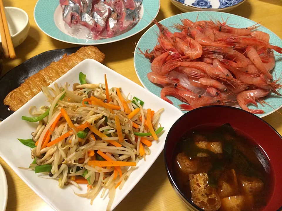 Snapdishの料理写真:新さんまのお刺身、甘えび、野菜炒め、練り物、油揚げとわかめのお味噌汁。|liccaさん