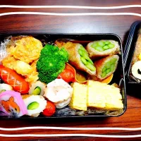 Snapdishの料理写真:豚肉のアスパラ巻き＆海老マヨ＆卵焼き♥️好物揃いで完食弁当（￣+ー￣）|こぜぃさん