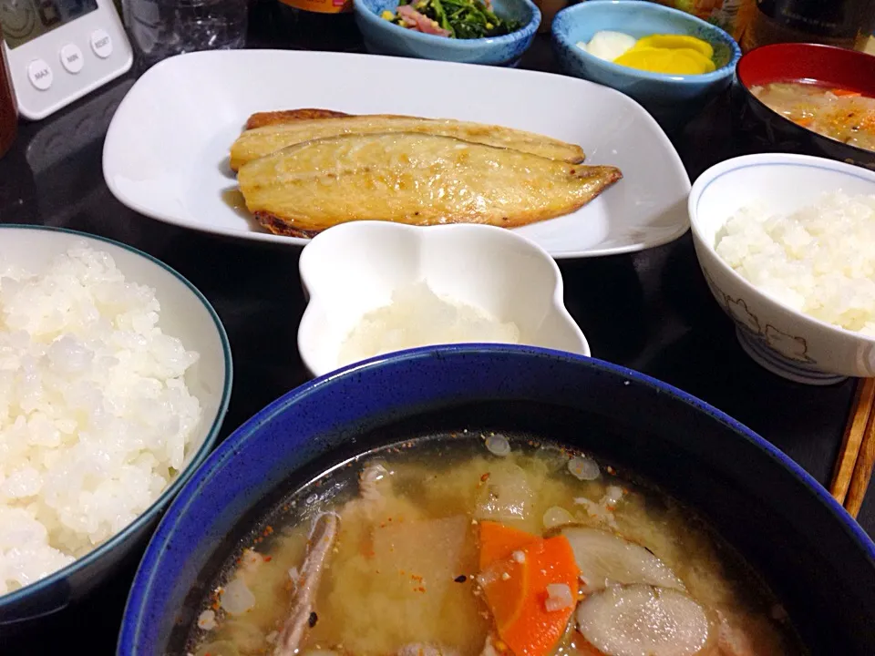 今日の晩ご飯は、サバの塩焼き、ほうれん草のバター醤油炒め、沢庵、豚汁。|ゆえさん