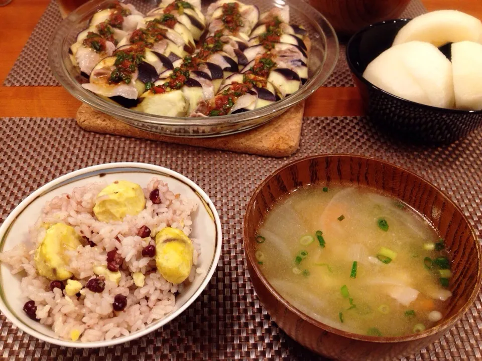 栗入りお赤飯  豚汁  茄子と豚肉の蒸し物  梨|ikukoさん