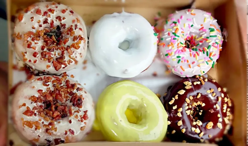 Duck Donuts: maple with bacon, vanilla, lemon, chocolate with peanuts & strawberry with rainbow|Jiraphon Gさん