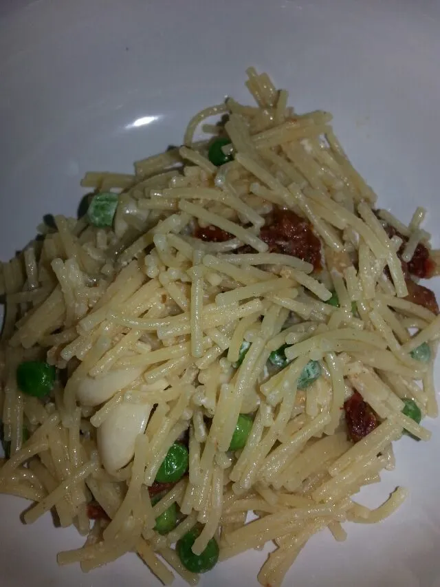 more pasta.  butter,  cream chz,  garlic,  peas,  sundried tomatoes, salt and pepper.|Polly Gelfusoさん