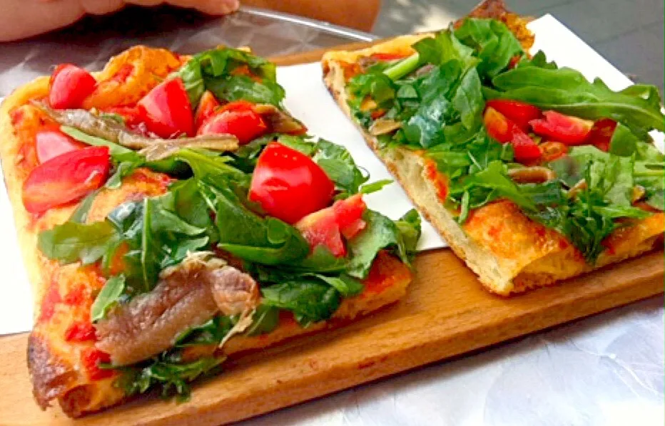 Spinach, anchovy and tomato pizza|Nicole Avisさん