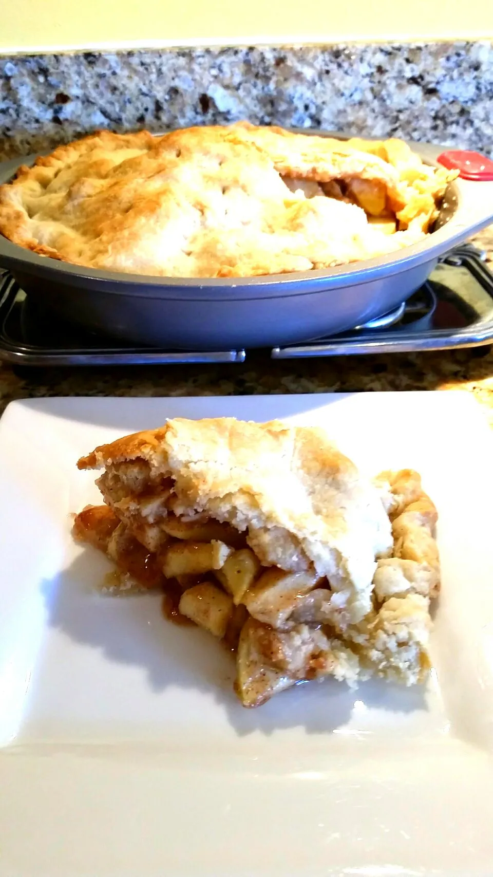 Apple pie with homemade crust.|Jihollandさん