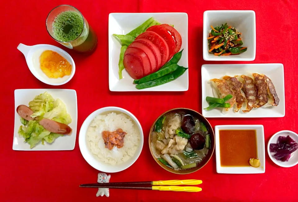 朝ごはんは勝負飯^o^あまーいあまーいトマトそのままいただき定食（笑）^o^とにかくあまーい（笑）焼き餃子、餃子スープ、キャベツとウインナーソテー、ピーマンと人参のきんぴら、塩辛ごはん^_^💕|はみちゃんさん