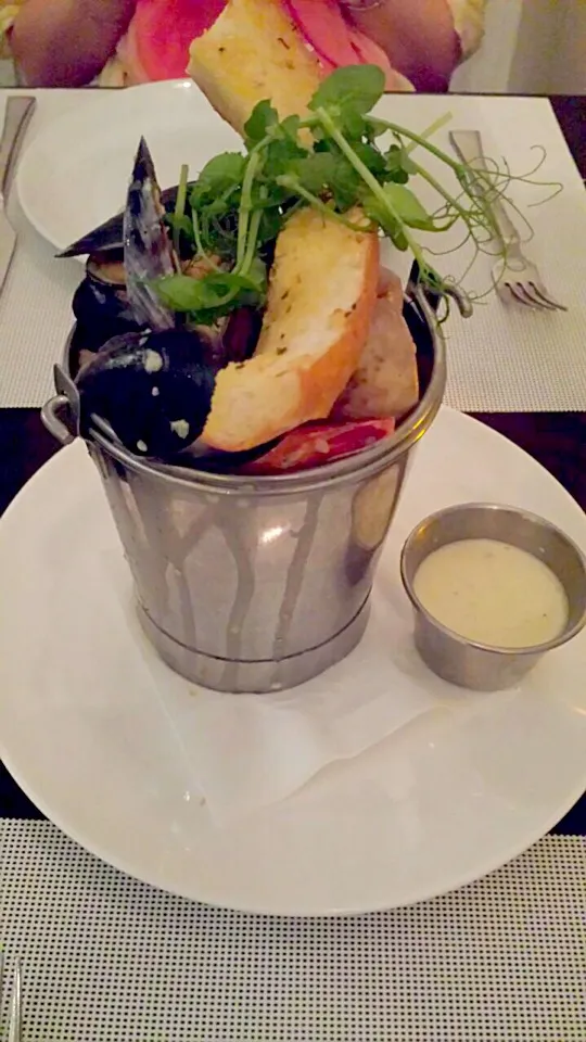 Snapdishの料理写真:Assorted black mussels, prawns & clams served in white wine garlic cream|skyblueさん