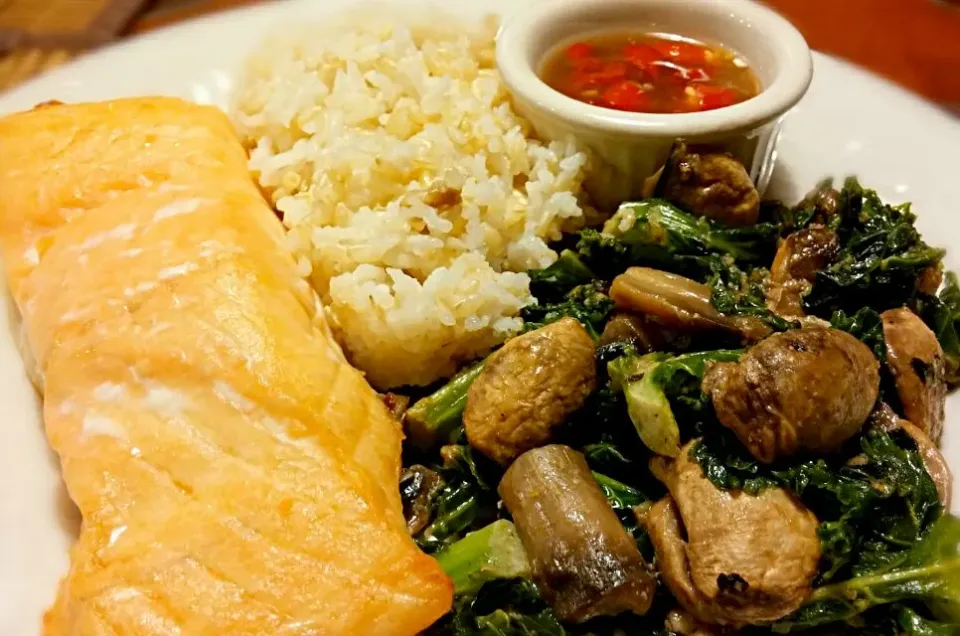 salmon, stir-fried kale & mushroom with rice|Jiraphon Gさん