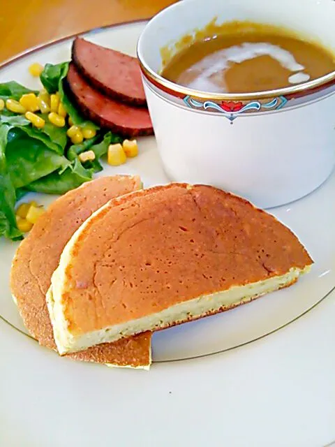 Snapdishの料理写真:茶豆と豆腐のフワフワパンケーキで朝食
カレースープを沿えて|かおるんさん