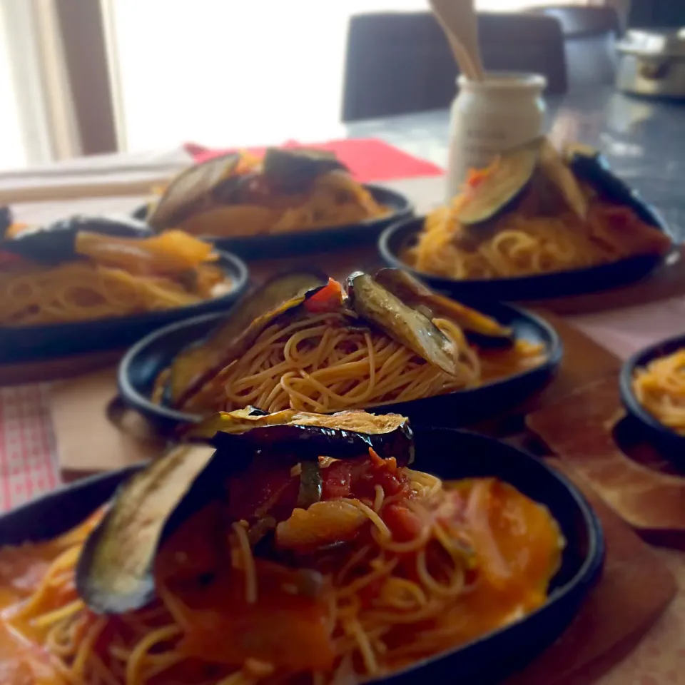 ナスとトマトの鉄板ナポリタン🍝|まぁひろさん