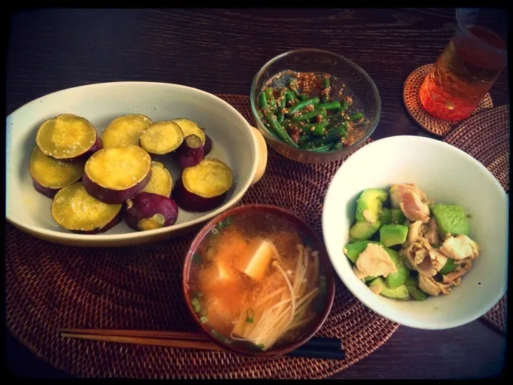 蒸かし芋、アボカドささみわさび和え、いんげんの甘味噌和え、お味噌汁|ゆかぴさん