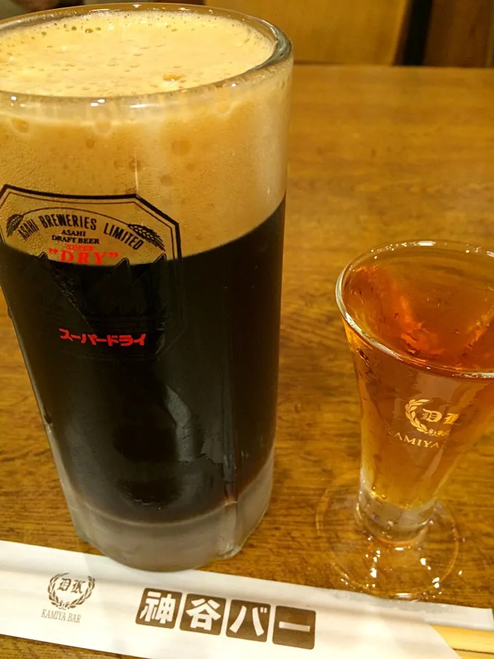 Snapdishの料理写真:電気ブランと黒ビール|Tatsuhiko Sugimotoさん