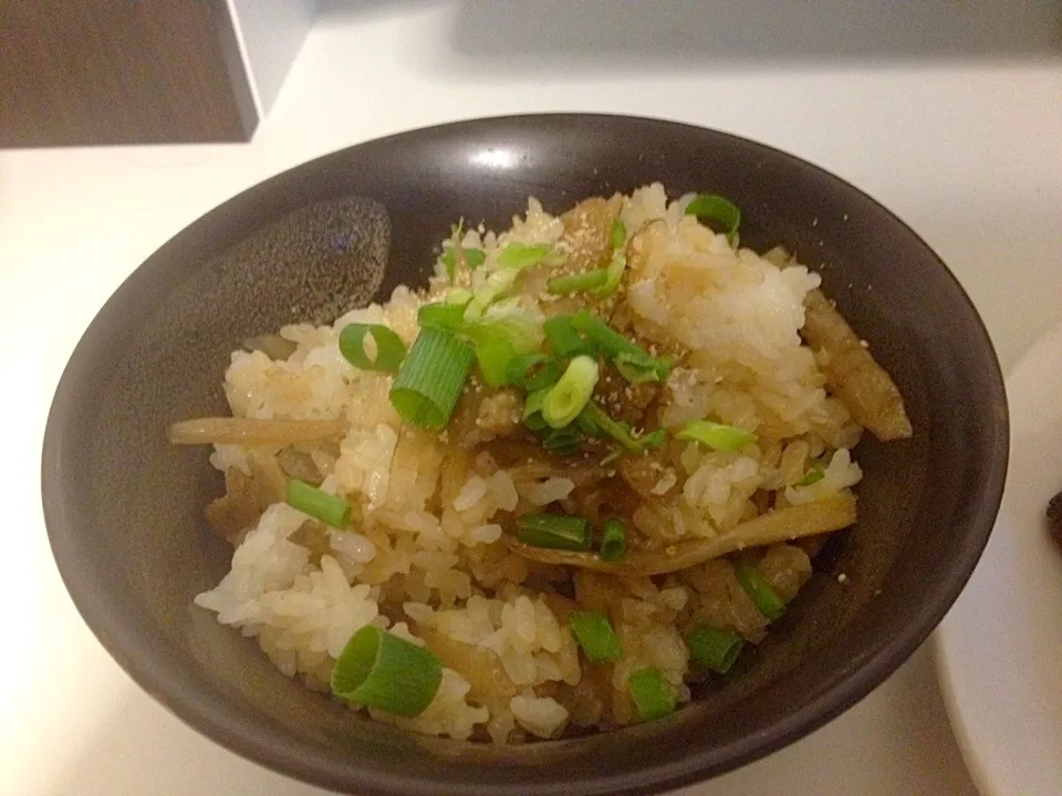 Snapdishの料理写真:ごぼうと鶏皮の炊き込みご飯|Kazutaka Tajimaさん