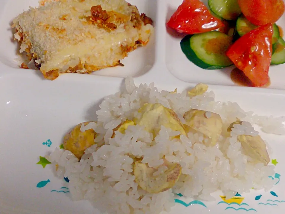 幼児食に、牛ミンチとマッシュポテトのトマトソース焼き。栗ご飯。|やよさん