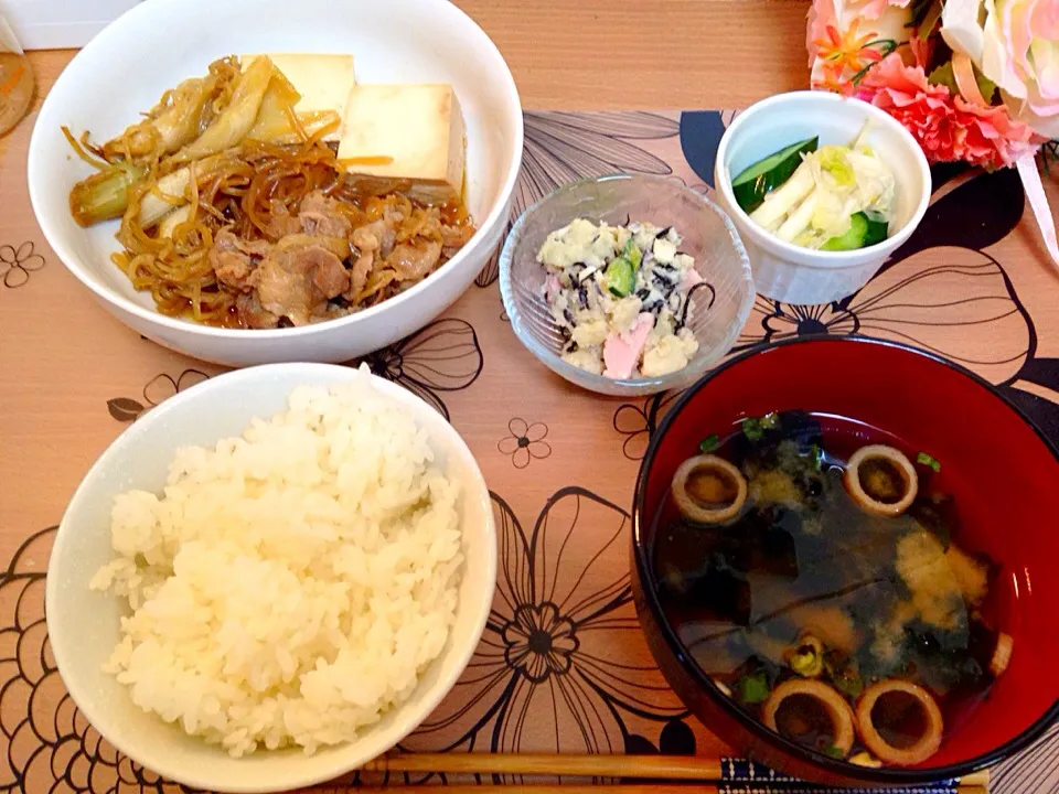 ごはん、わかめと麩の味噌汁、すき焼き風肉豆腐、ひじき入りポテトサラダ、浅漬け|なちんさん