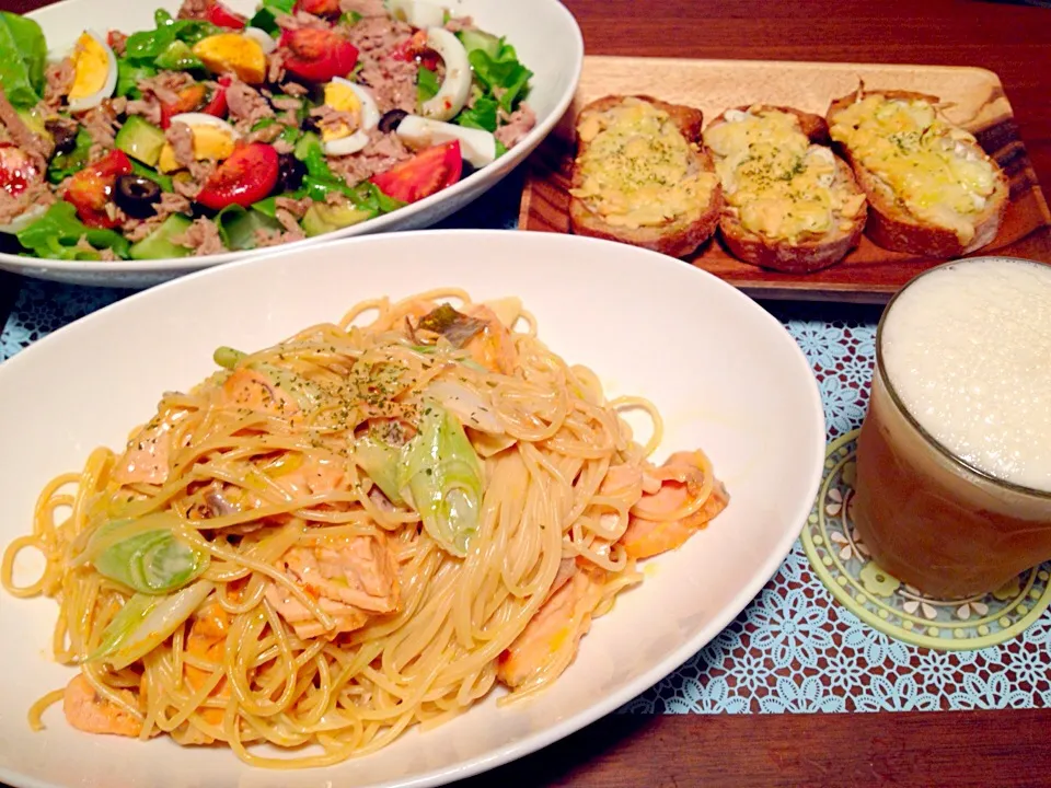 ごちそうニース風サラダ＊ゴロッと鮭とネギの味噌クリームパスタ＊ネギのタルティーヌ(^o^)|basilさん