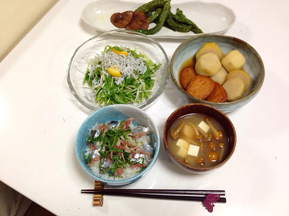 サンマ丼、なめこ汁、里芋とさつま揚げ煮、シラスサラダ、万願寺唐辛子と椎茸ソテー|たえさん