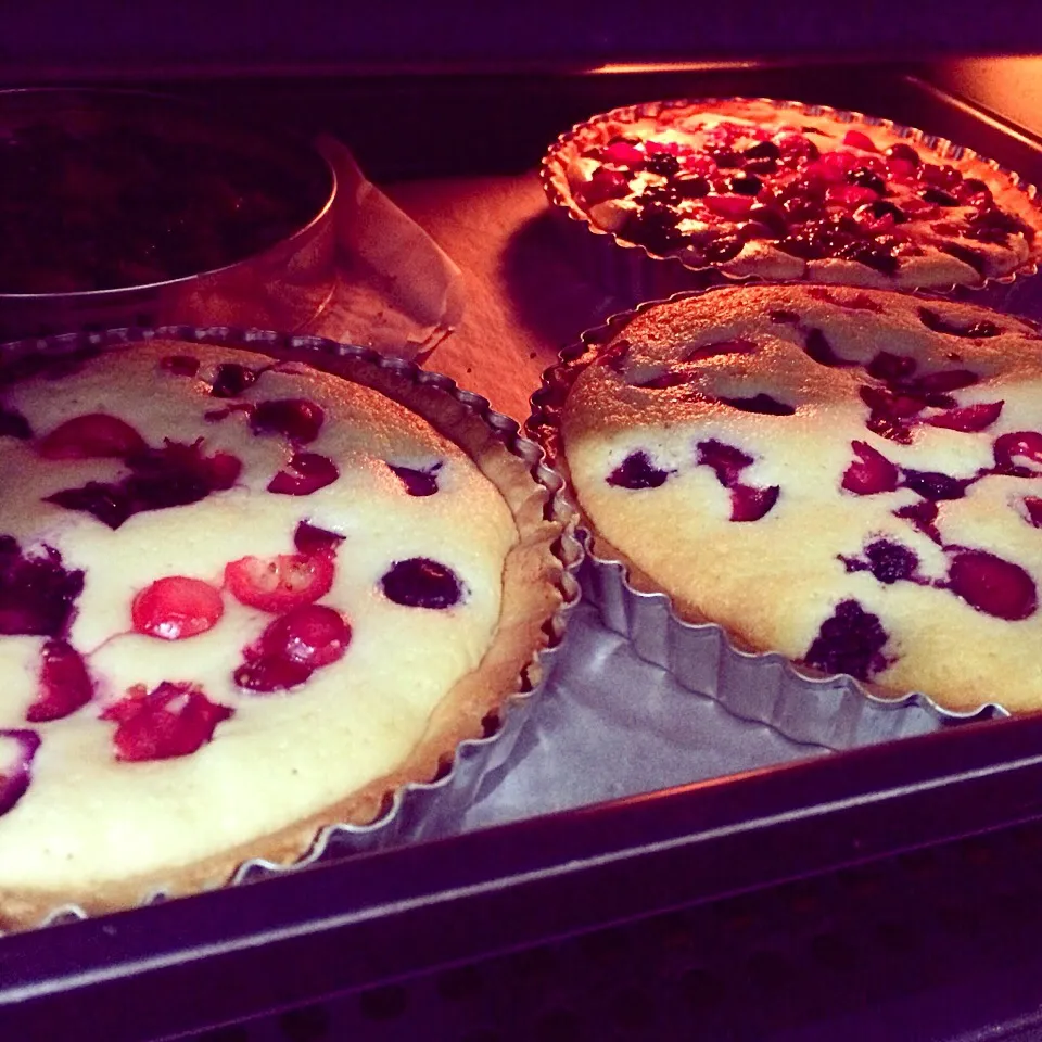 Lovely pies in the oven😍|coco～delicious❤️さん