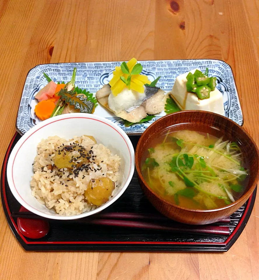 Snapdishの料理写真:Dinner: chestnut rice, braised vegetable, steamed Spanish Mackerel with sticky rice and radish topping with sweet potatoes, tofu and okura and miso soup|Kumigarさん