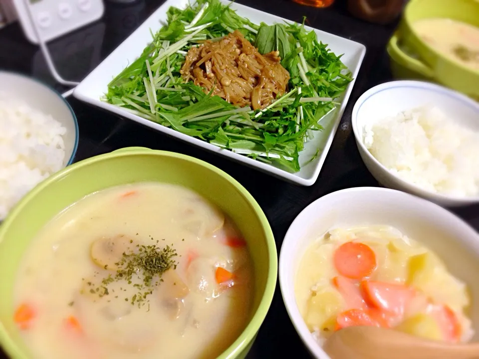 今日の晩ご飯は、野菜たっぷりクリームシチュー、焼きえのきと水菜のサラダ。|ゆえさん