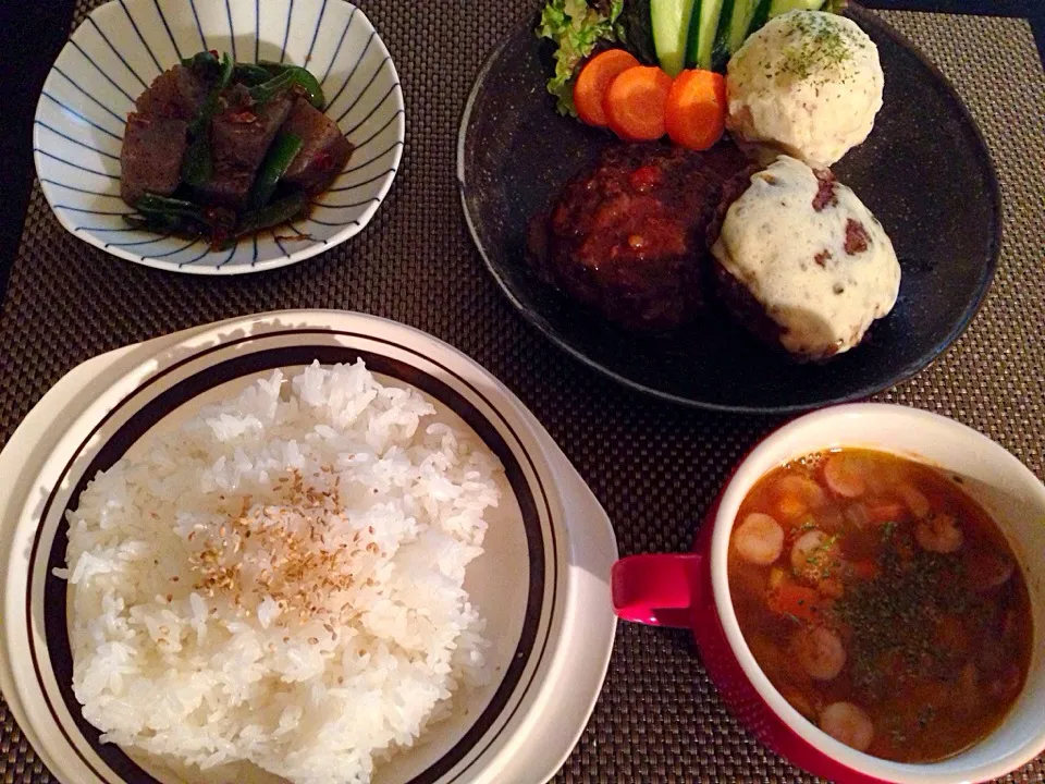 お肉屋さんで買った牛100ハンバーグ(チーズとデミ)、ミネストローネ、蒟蒻とピーマンの炒り煮|ayumiさん