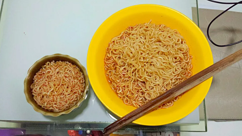 Snapdishの料理写真:Tom Yum Instant Noodles:
Mini-sized bowl VS Normal-Sized bowl. :/|KaikoKazashiさん