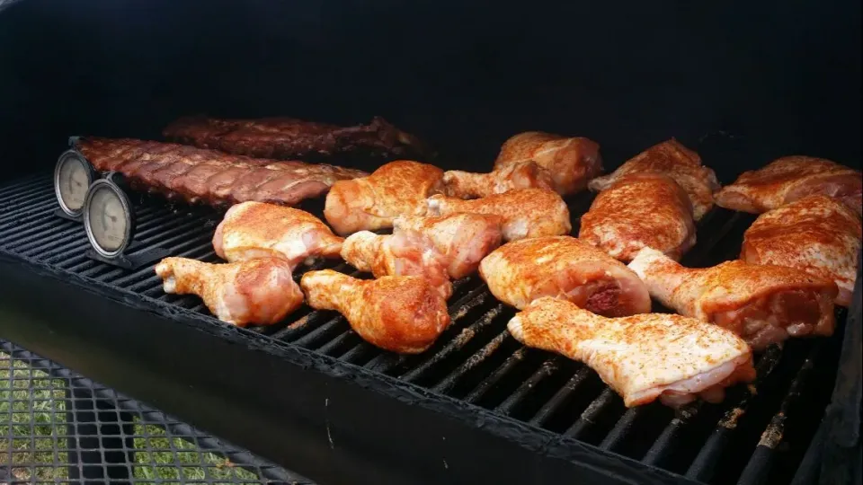 Smoking some Baby Back Ribs and Chicken Leg and Thighs first 1.5 hrs I used apple wood then finishing off with hickory.  total cook time 5 hrs.|Frank Ortizさん