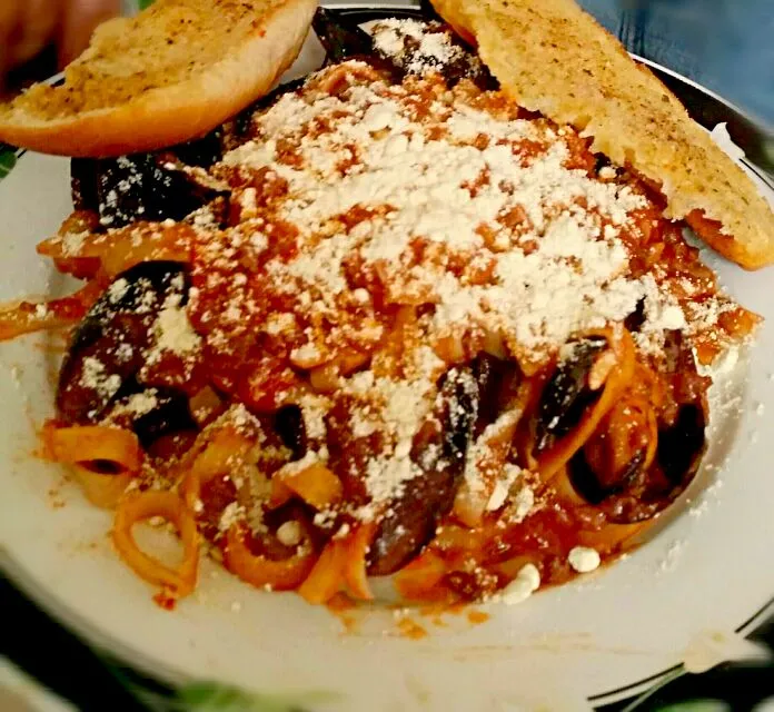 Snapdishの料理写真:I made my husband his favorite fettuccine pasta with mussels and red wine meat sauce and garlic bread #goodeats #homemade #myrecipe|christl babcockさん