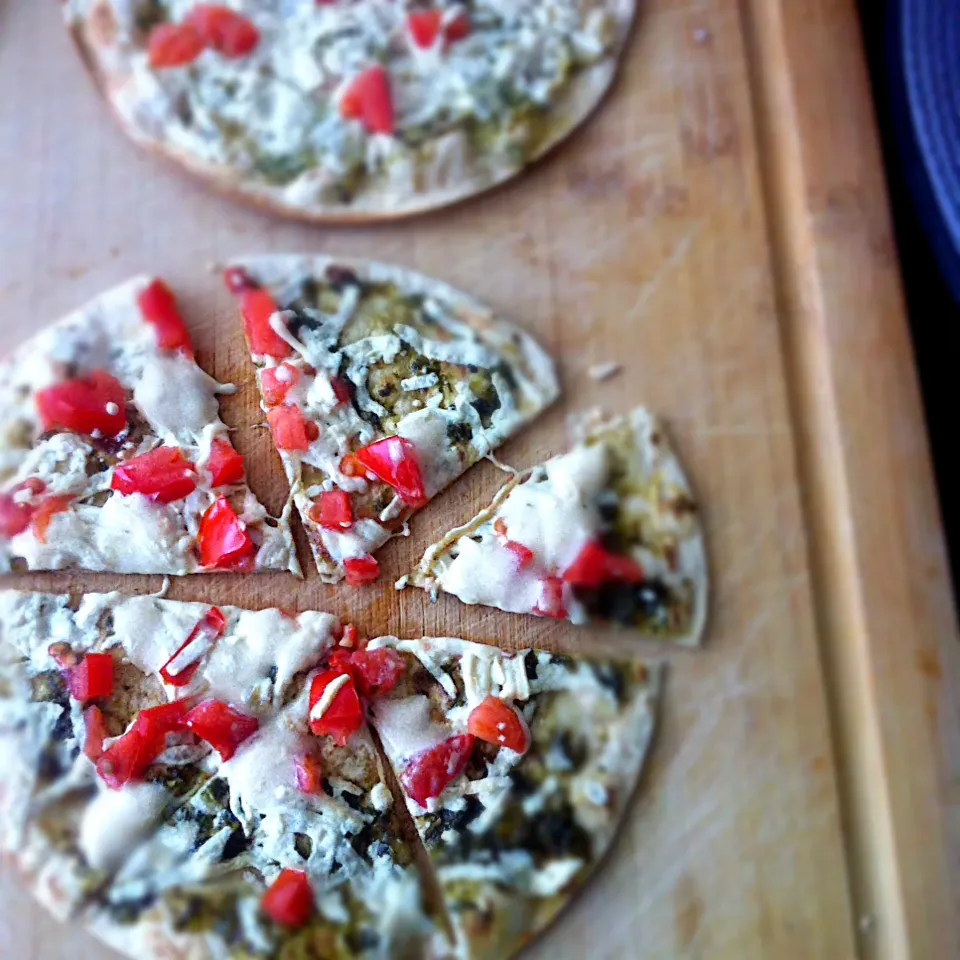 Basil | Mushroom Sauce | Vegan Cheese | Tomato Mini Crispy Pizza|T.E.Dennisさん