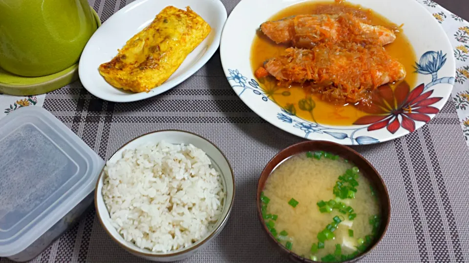 鮭のみぞれ煮、しじみの佃煮入りだし巻き玉子、豆腐のお味噌汁～♪|三宅章人  Akihito Miyakeさん