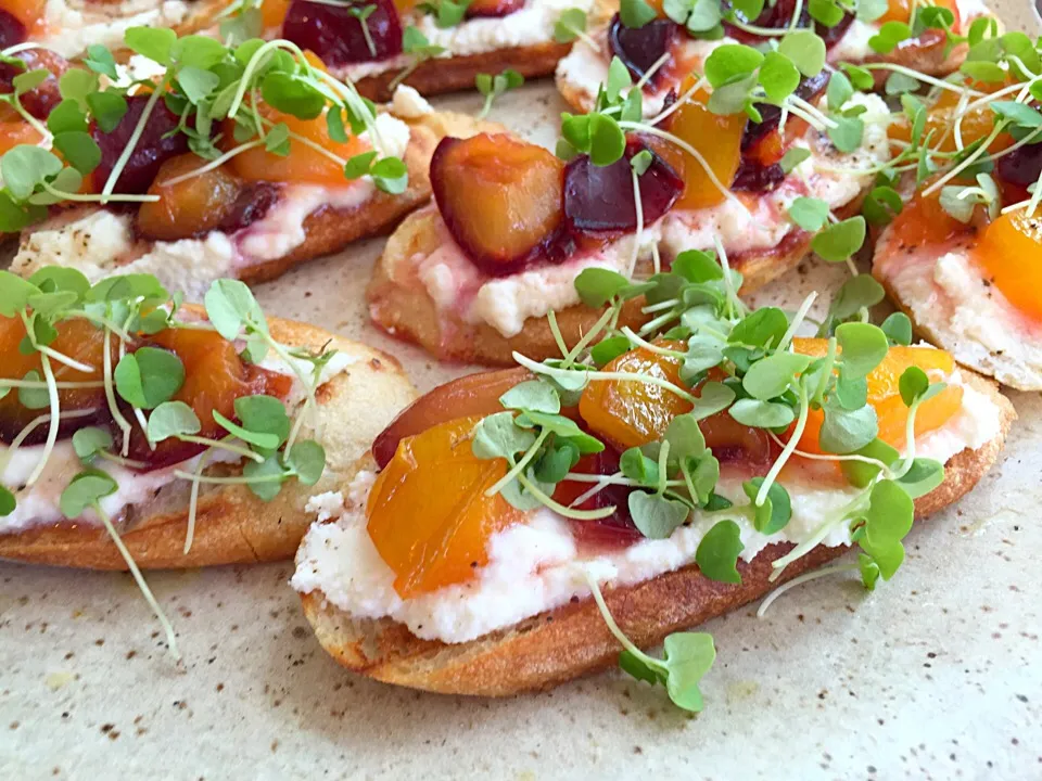 Caramalized plum crostini|Matthew Cashenさん