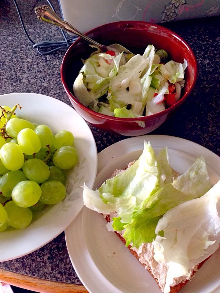 Grapes, tuna sandwich, and salad with cheese and ranch dressing|nadia issaさん