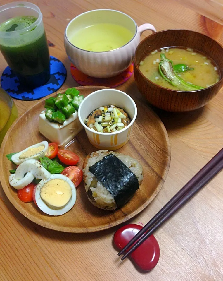 Japanese breakfast with chestnut onigiri, tofu and okura, basil tomato and egg salad, NATTO! And sweet potato miso soup|Kumigarさん