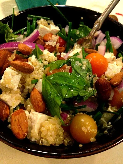 Organic quinoa with organic sprouted tofu, baby tomatoes, basil, chives, red onion and toasted almonds|georgianaさん