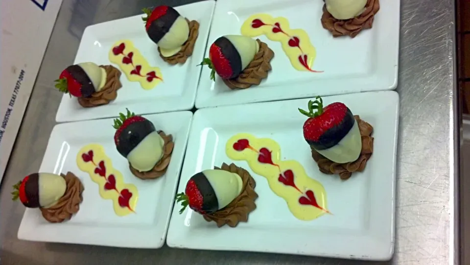 hand dipped strawberries with chocolate mousse|Roberto Cruzさん