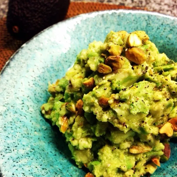 Avocados and pistachios salad.  アボカドのピスタチオまみれ|Yuka Nakataさん