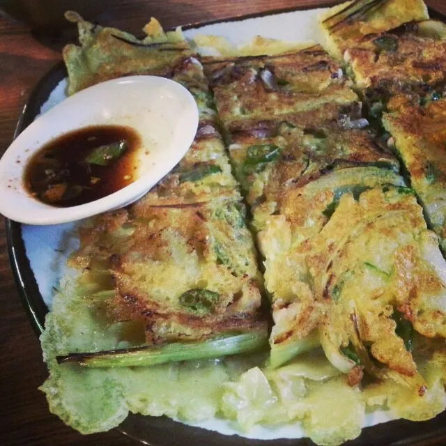 Snapdishの料理写真:海鮮チヂミ♪　찌짐
Korean sea food pancake called jijim|BUBUさん