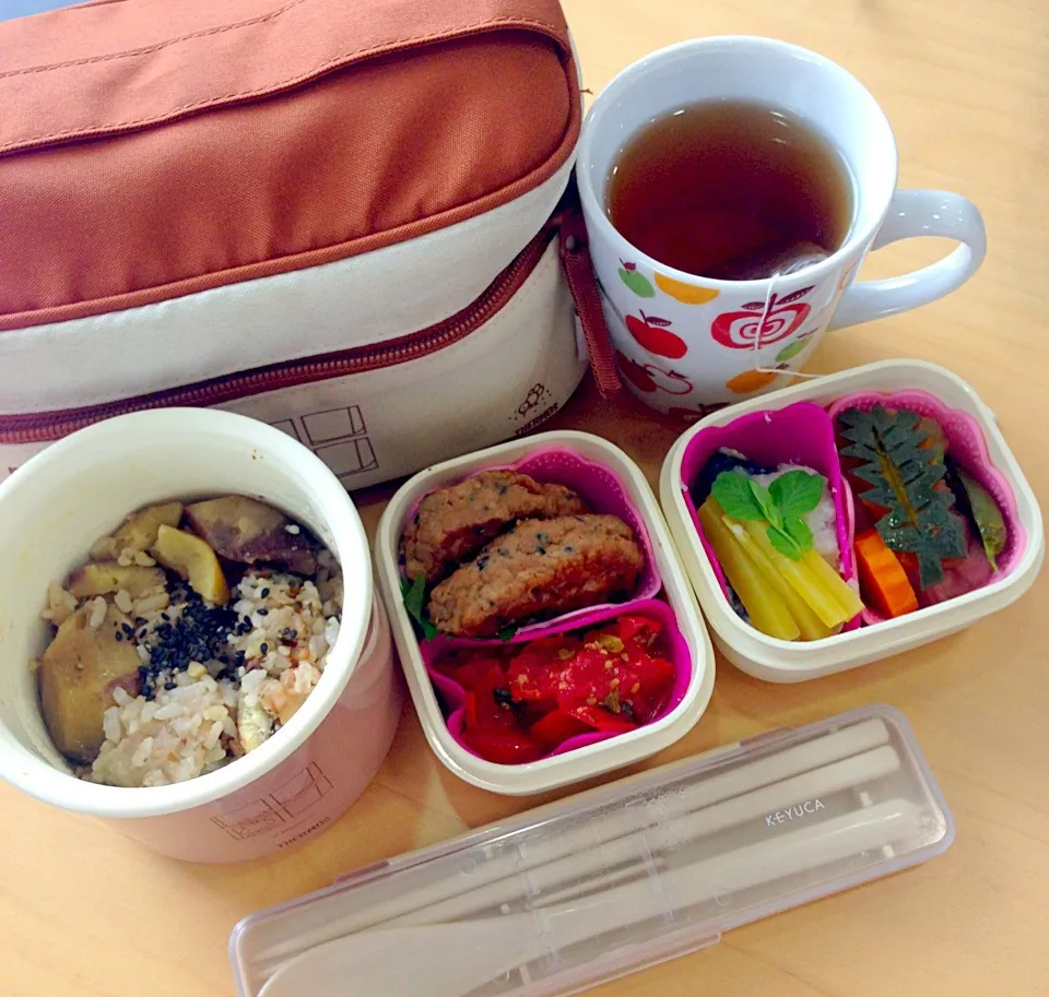 Japanese #bento lunch menu: chestnut rice, chicken pattie with tomato and basil sauce, steamed Spanish mackerel, braised vegetable|Kumigarさん