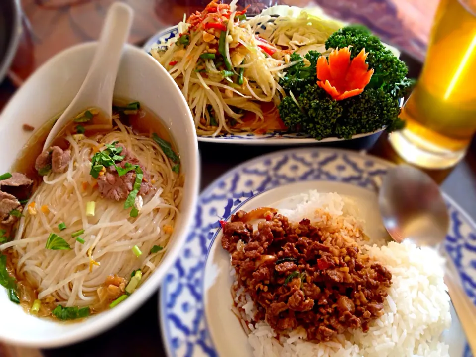 タイ料理をいただきます〜。牛肉麺、パパヤサラダ、そして牛肉のカパオライスです。|エミさん