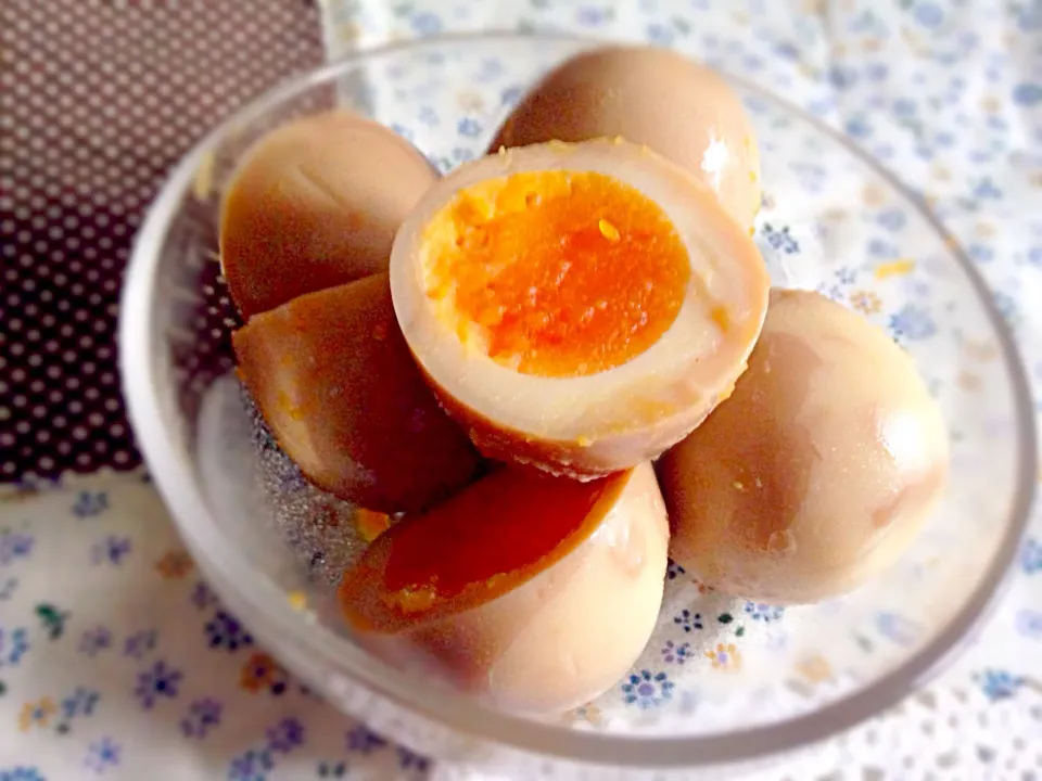 二晩寝かせた、にんにく醤油の煮玉子🐣💓山本ゆりさんの料理。|Mikiままさん