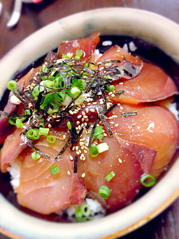 Snapdishの料理写真:ブリの漬け丼♡|けみさん