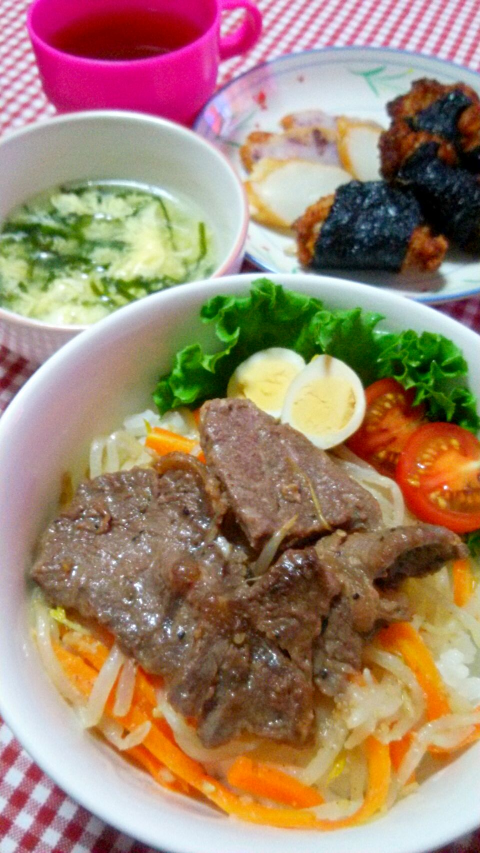 ナムル丼 牛ハラミ肉 もやし 人参 白ごま にんにく グリーンリーフ プチトマト うずら卵とろろ落とし揚げ 山芋 鶏挽肉 玉葱 白ねぎ 生姜 卵 海苔たこ天 チーズ天 スープ 卵 切り昆布 まある Snapdish スナップディッシュ Id Xkx1ea