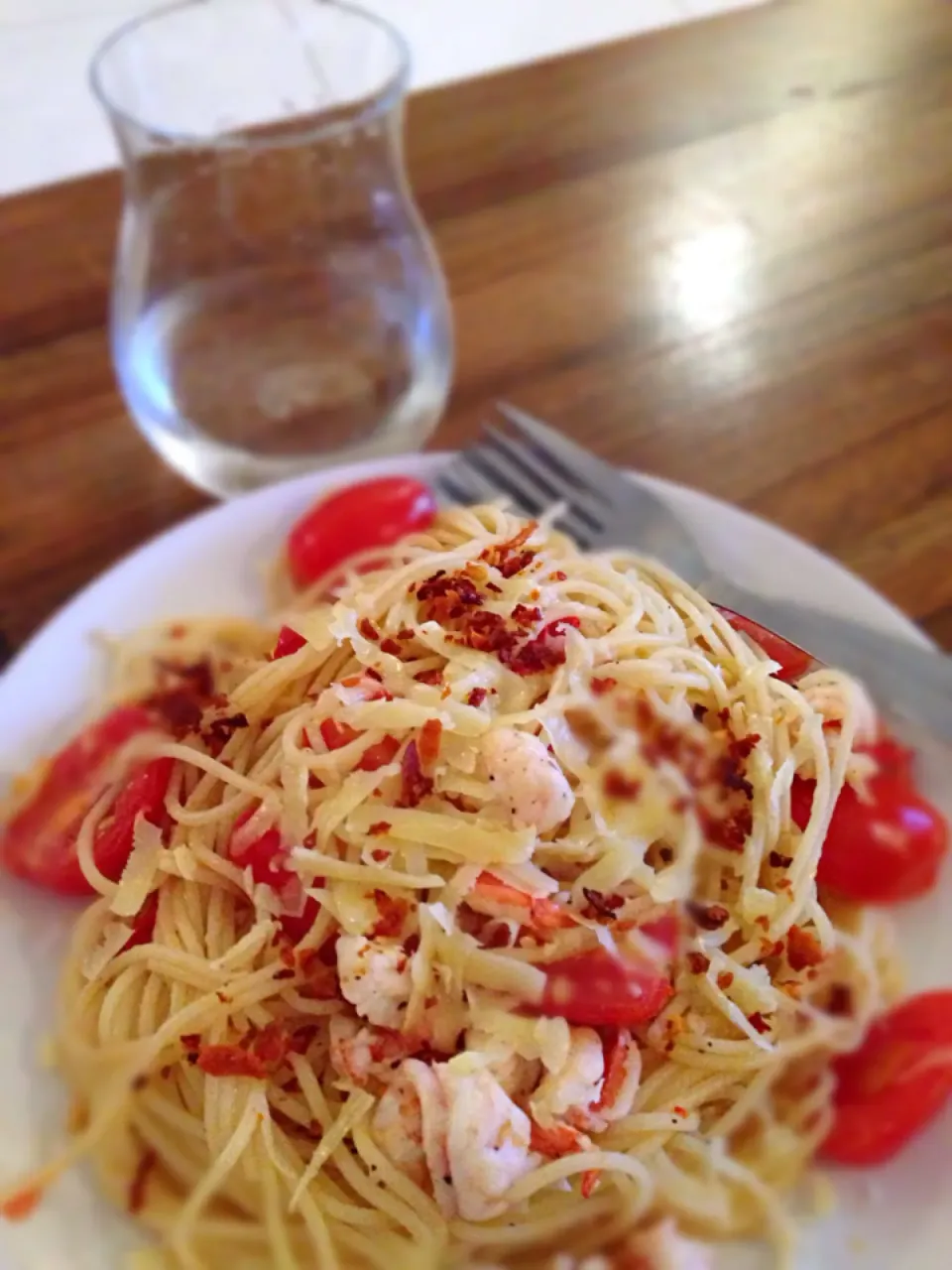 Snapdishの料理写真:Spaghettini aglio olio with prawns and cherry toms, accompanied by sake|karen limさん