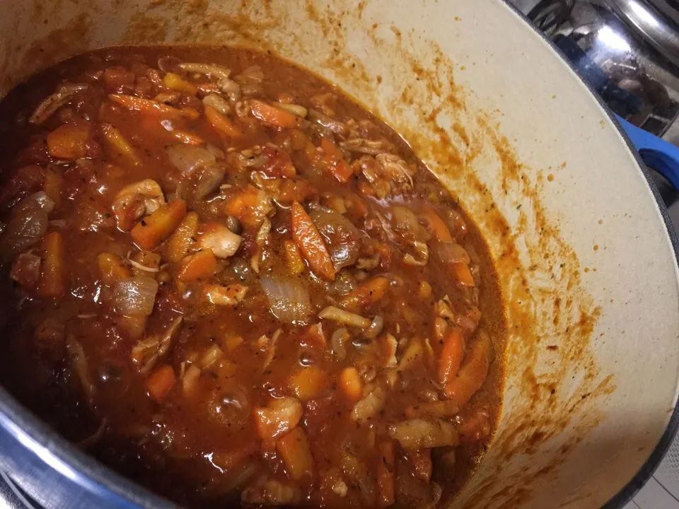 明日に向けて、若鶏と野菜のトマト煮込み。トマト派でも無いのにこんなん作るとは、我ながら意外…。|たけうちさん